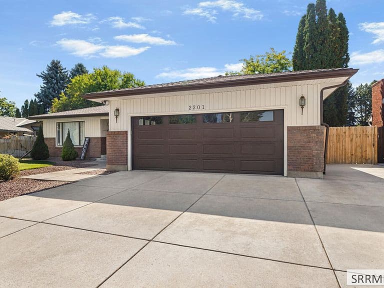 2201 Brandon Dr photo 3