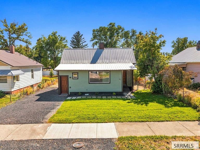 154 College St photo 1