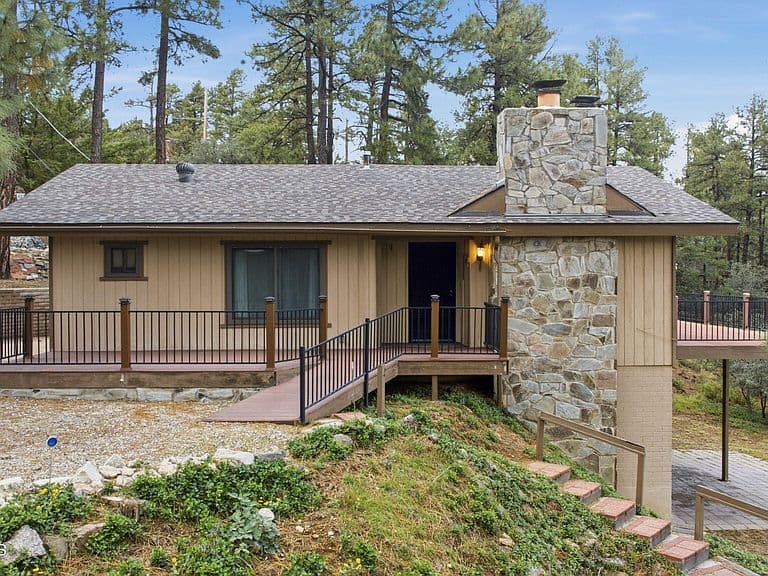 1067 N Skyline Dr photo 1