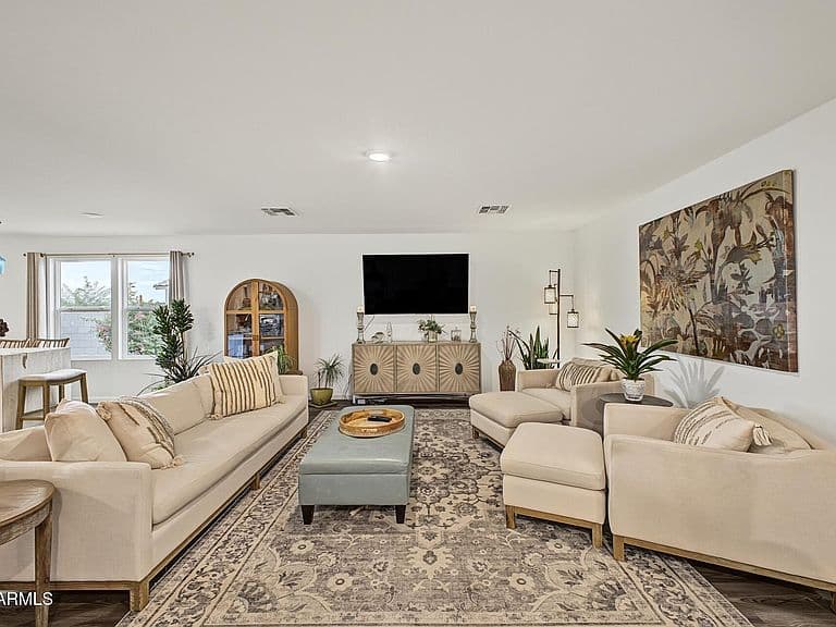 910 LOGAN Way photo 5