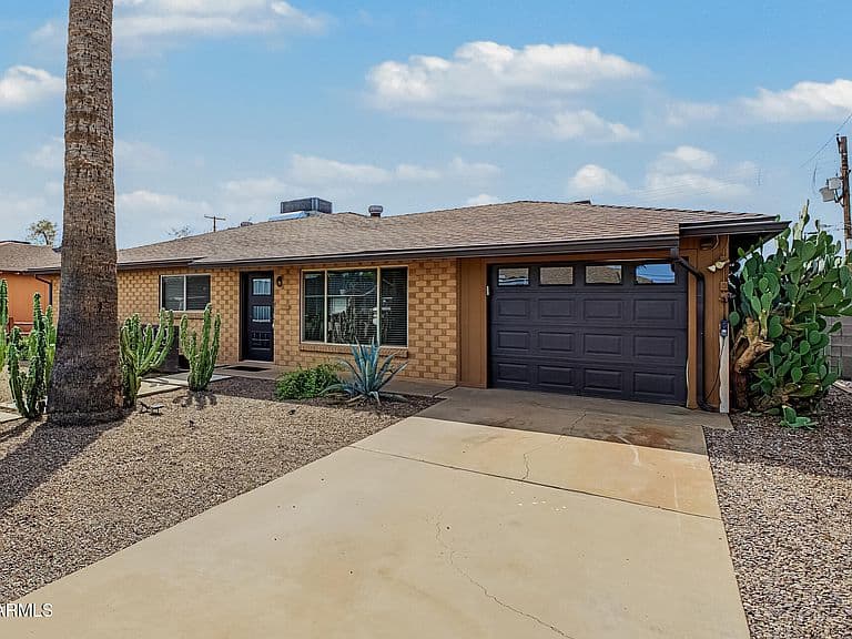 8119 E MITCHELL Drive photo 4