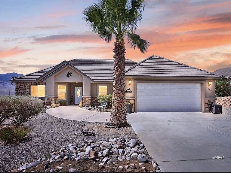 2896 E Sierra Vista Dr photo 2