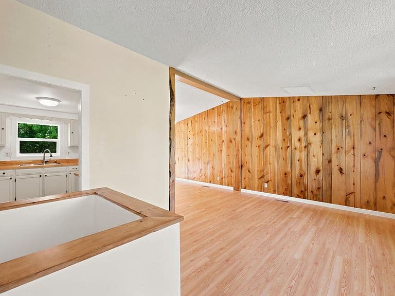 1441 N Heights Ln photo 2