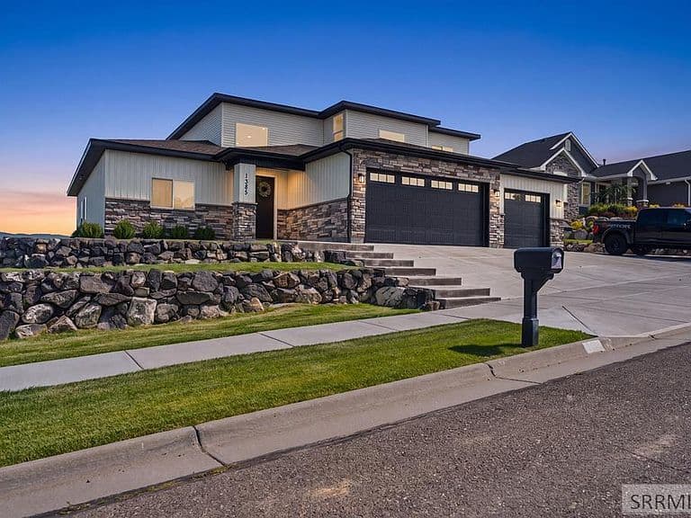 1385 Stone Dr photo 1