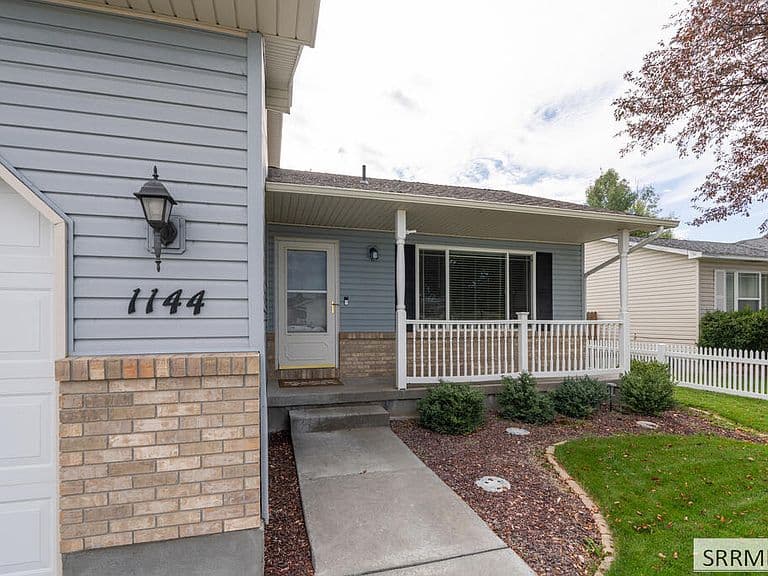 1144 Clarence Dr photo 5