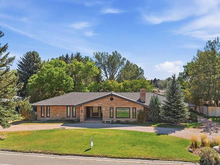 914 Skyline Dr photo 1