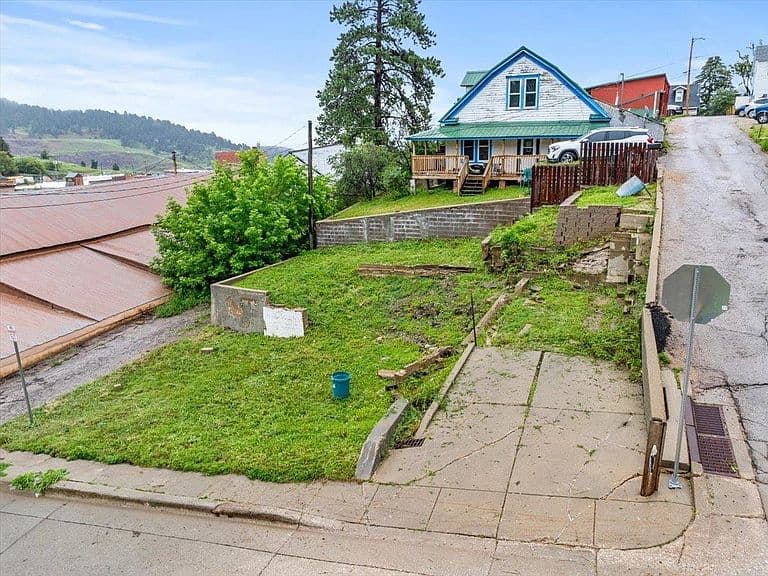 412 McQuillan Ave photo 2