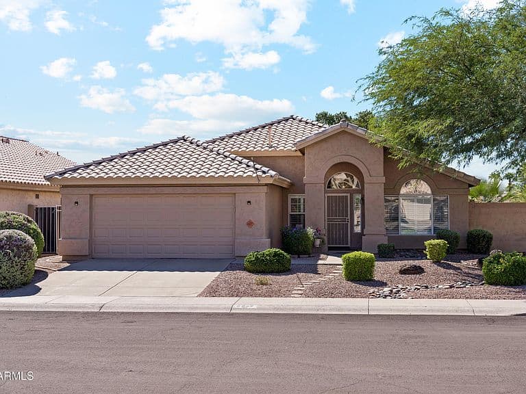 6637 W CREST Lane photo 1