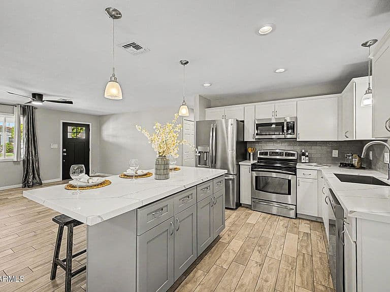 6919 E MORELAND Street photo 3