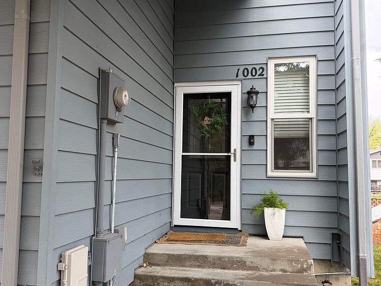 1002 Surrey Ct photo 2