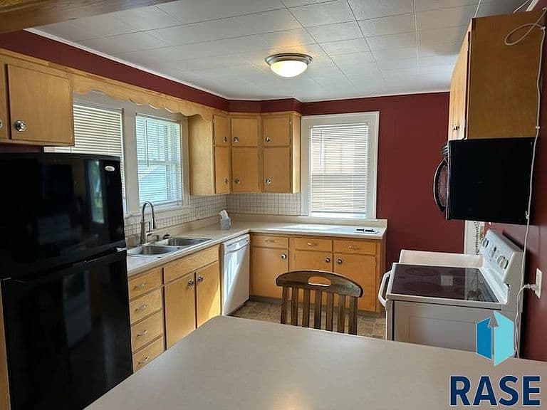 501 W Oak St photo 5