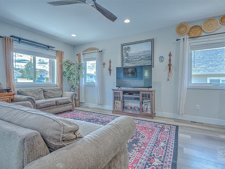 1630 Wilder Ave photo 4
