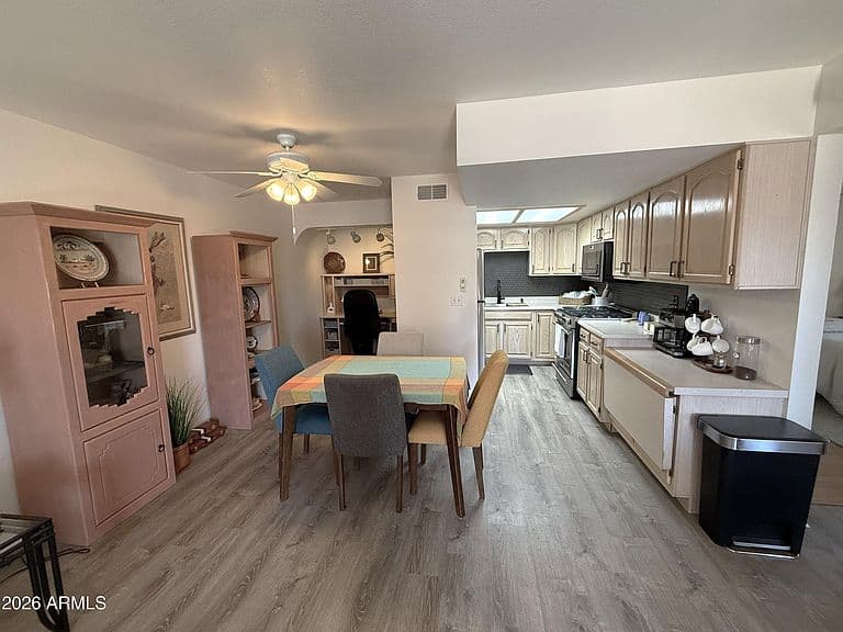 312 E LANCASTER Court photo 4