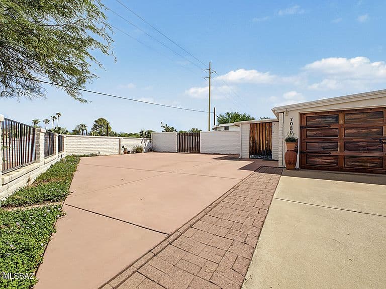 7080 E Acoma Pl photo 3