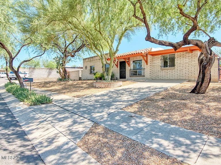 6242 N Carapan Pl photo 1
