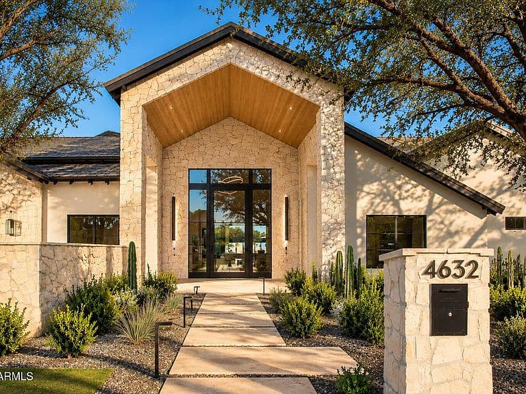 4632 N ROYAL PALM Circle photo 2