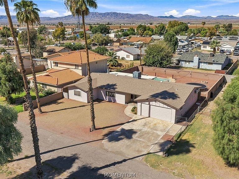 8725 S Cedar Street photo 2