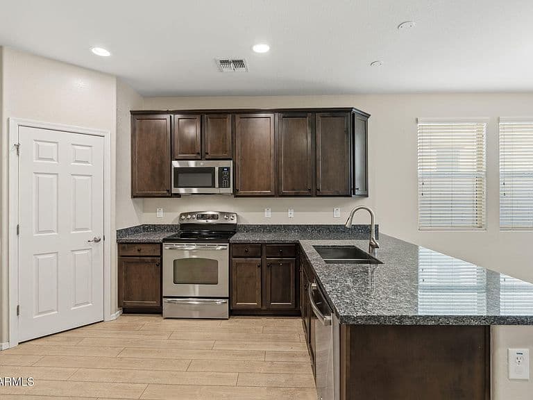 5533 W DESERT HOLLOW Drive photo 4