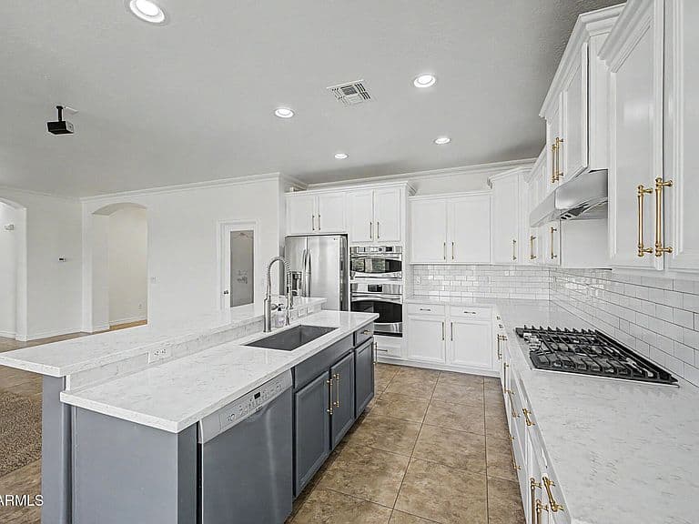 590 W POWELL Way photo 5