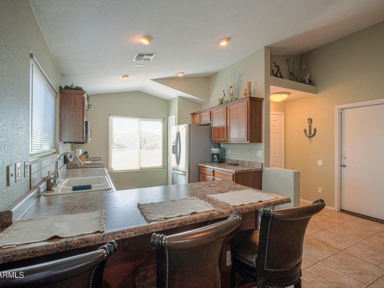1546 E Falcon Court photo 3