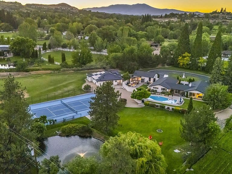 1850 View Crest Dr photo 1
