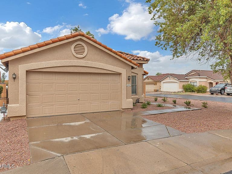 5233 E FLOWER Avenue photo 3