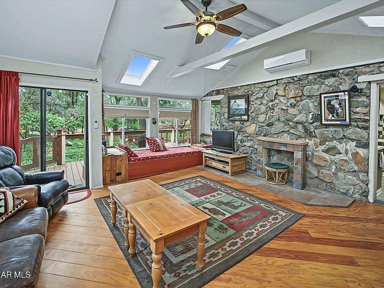 1019 W Canyon Dr photo 3