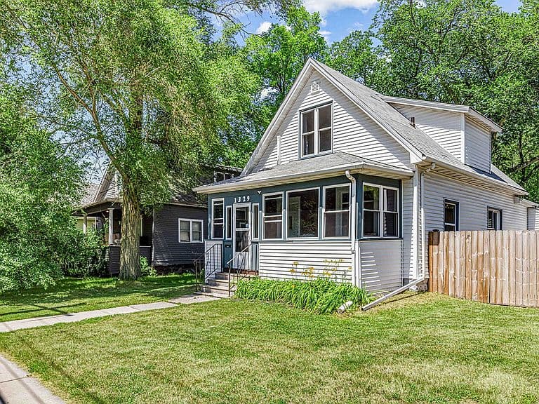 1329 1st Ave N photo 2