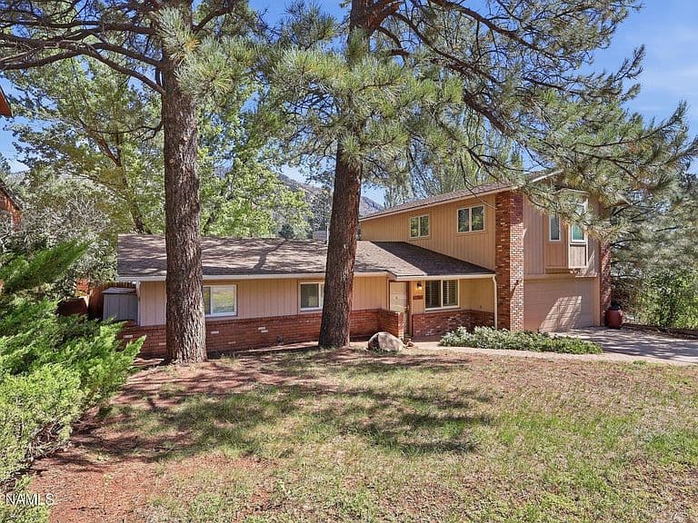 3704 N Grandview Dr photo 2