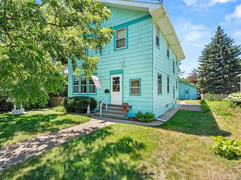921 S Prairie Ave photo 1