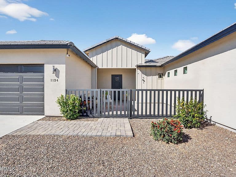 1124 E LOVELAND Lane photo 3