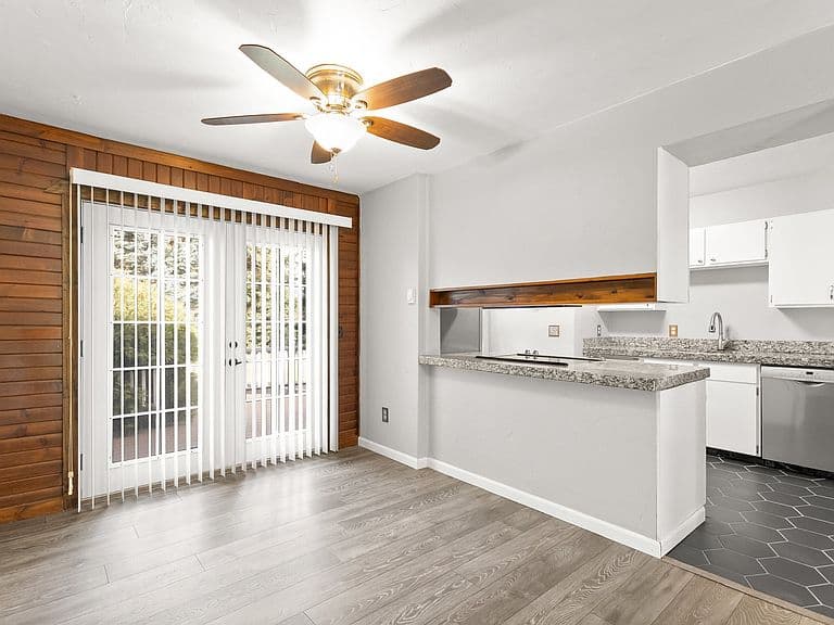 656 Shadow Ln photo 3