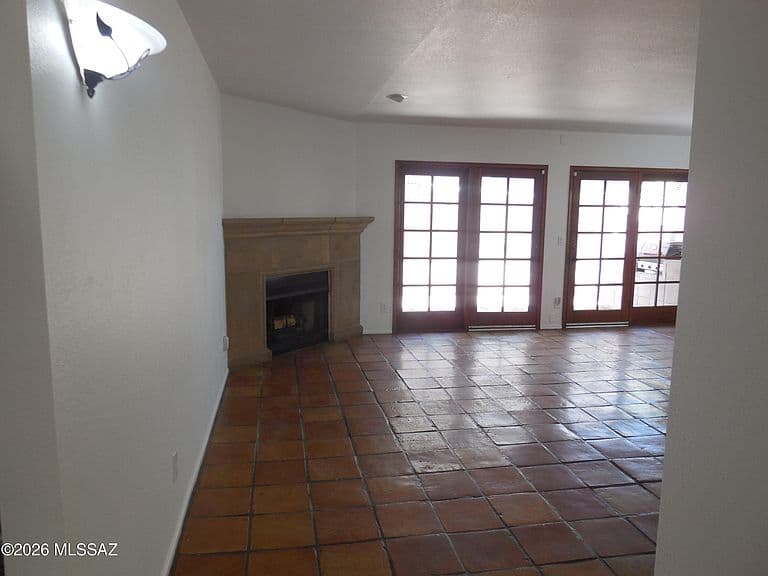 629 W Placita De Las Lomitas photo 2