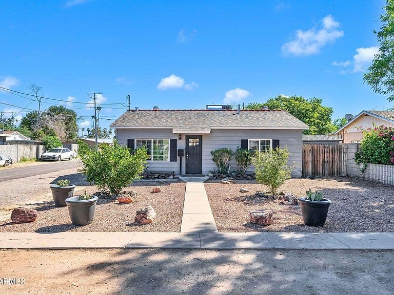 7505 N 60TH Avenue photo 1