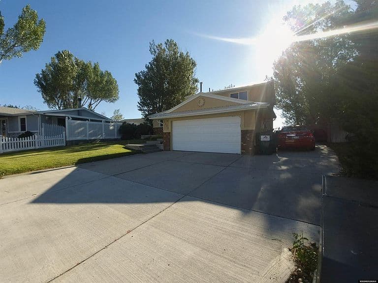 3305 Clyman Dr photo 2