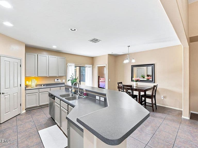 1014 PRESTON Street photo 2