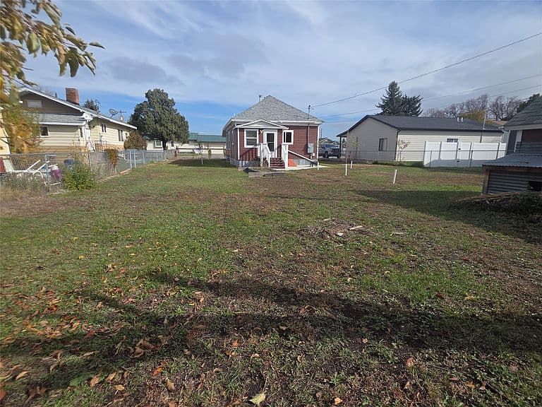 126 S Maple St photo 3