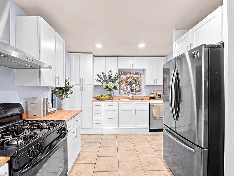 1749 W Grove Street photo 3