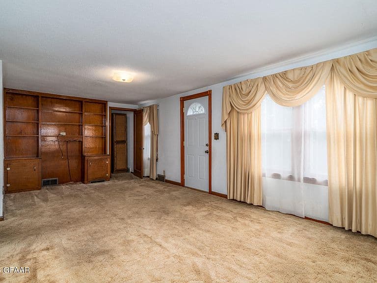 522 Conklin Ave photo 4