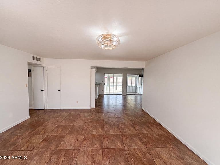 10501 W LOMA Lane photo 3