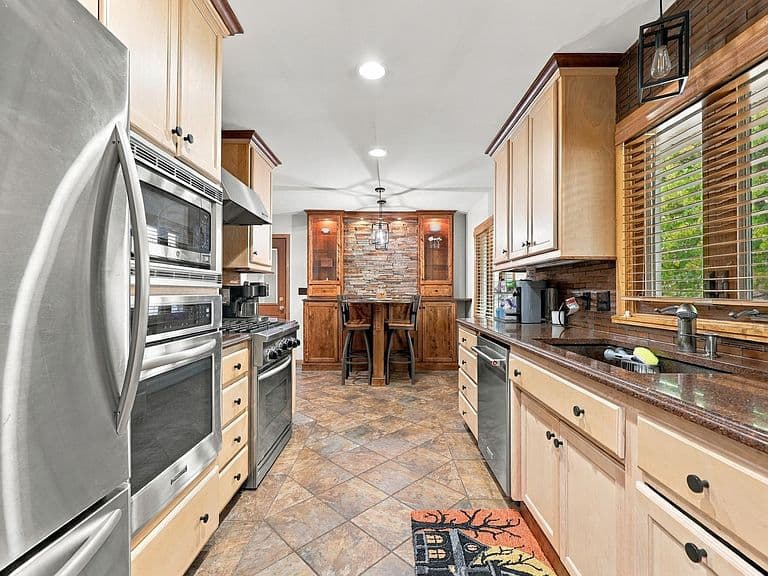 2831 Edgewood Dr N photo 5