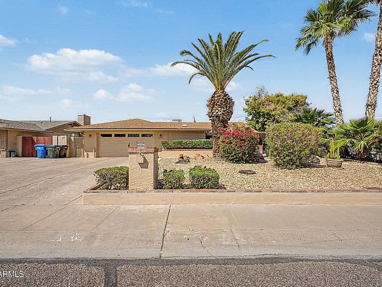 4740 E VOLTAIRE Avenue photo 2