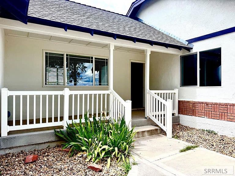 709 N 3400 E photo 2