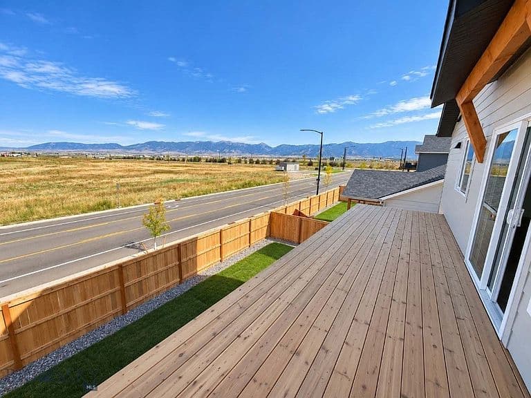 858 Accolade Loop photo 3