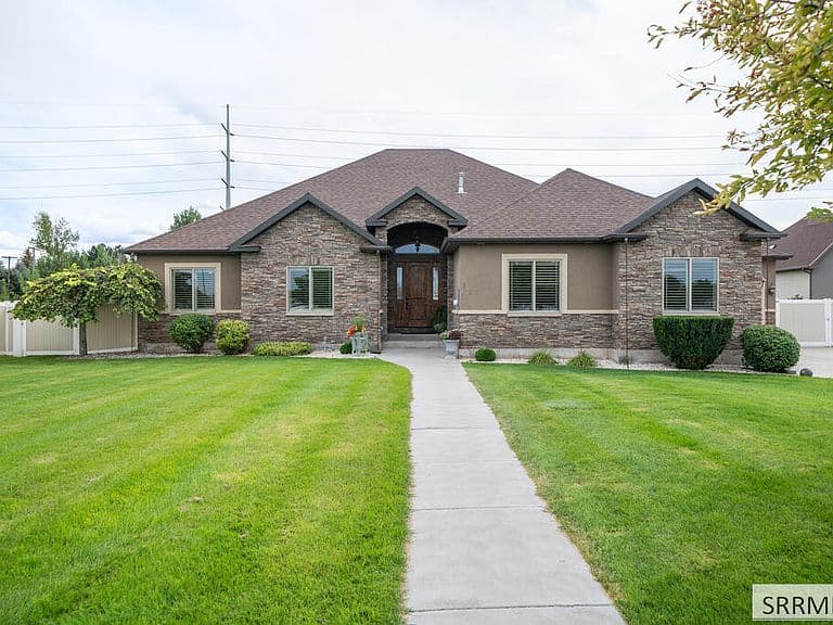 3430 E Greenwillow Ln photo 1