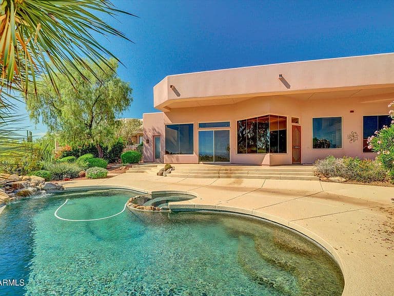 13615 N SUNSET Drive photo 1