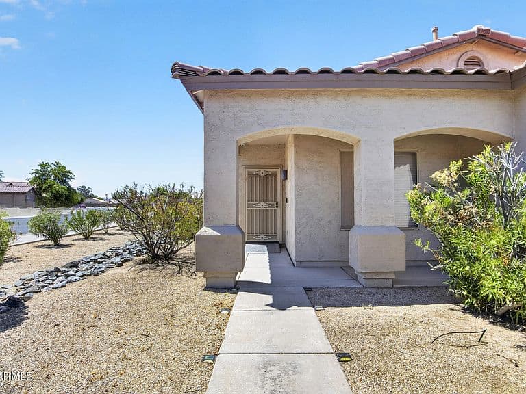 566 E RENEGADE Place photo 4