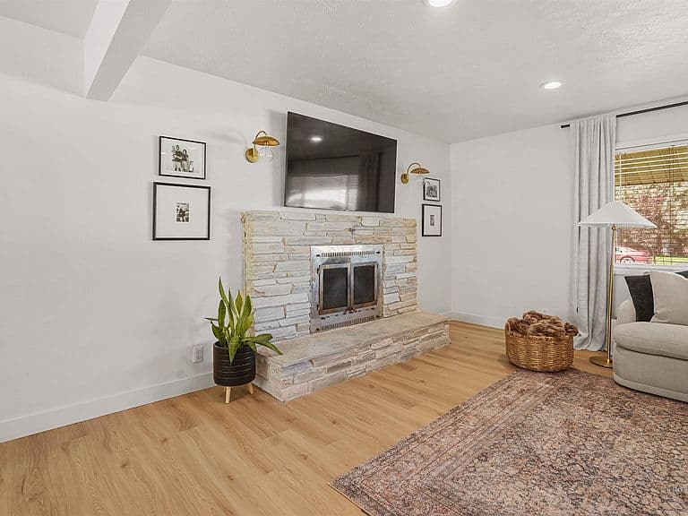 2039 Occidental Ave photo 4