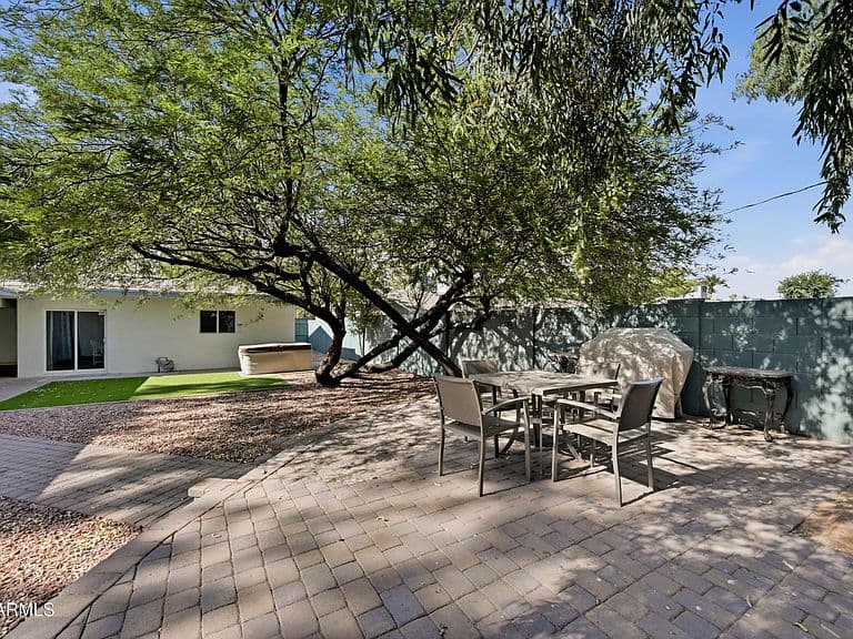 2209 E WINDSOR Avenue photo 3