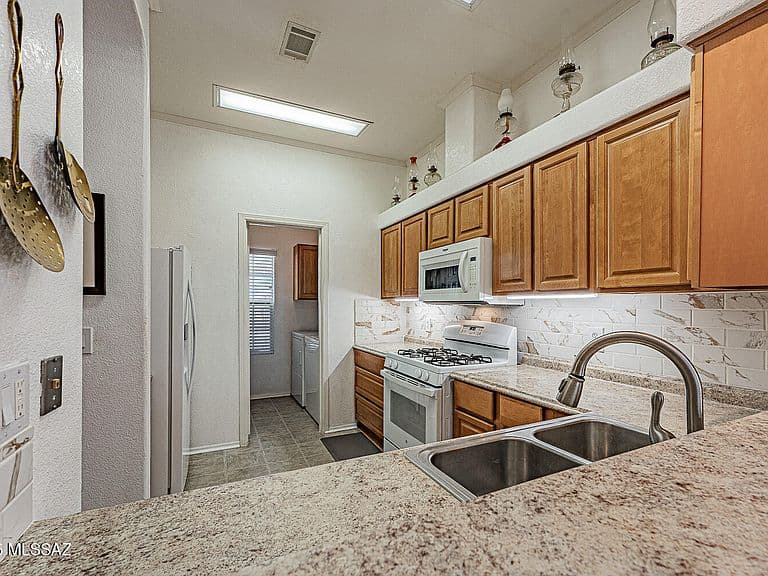 542 W Riverdale Ct photo 2